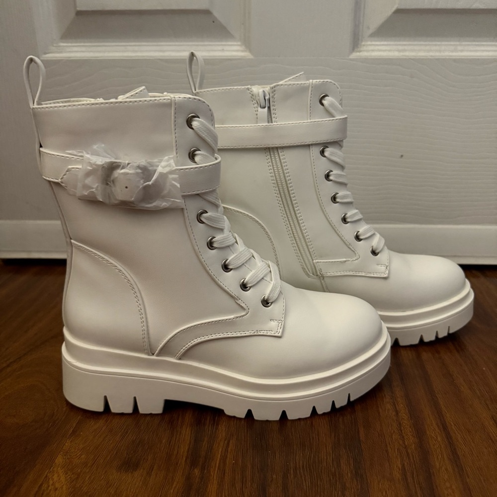 DREAMS PAIRS WHITE COMBAT BOOTS SIZE 5
